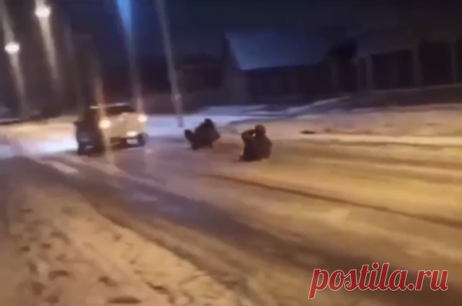 На Кубани водителя легковушки привлекли к ответственности за буксир ледянок. Молодые люди устроили катания на дороге.