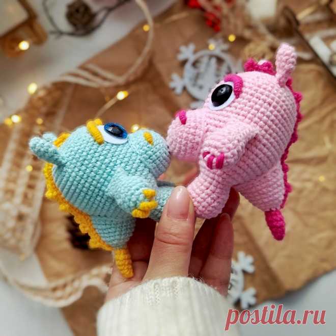 PDF Чудо-Дракончик крючком. FREE crochet pattern; Аmigurumi toy patterns. Амигуруми схемы и описания на русском. Вязаные игрушки и поделки своими руками #amimore - маленький дракон, дракончик из обычной пряжи, динозавр, динозаврик.