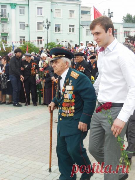 Ветеран Великой Отечественной войны Ильяс Казиханов направляется для возложения цветов к памятнику Воину освободителю, Махачкала
© Низами Гаджибалаев/ТАСС | ТАСС: Общество - Как отметили День Победы в городах России