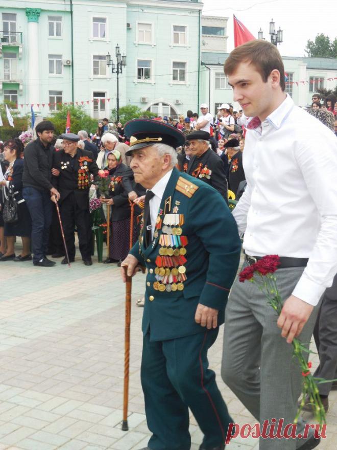 Ветеран Великой Отечественной войны Ильяс Казиханов направляется для возложения цветов к памятнику Воину освободителю, Махачкала
© Низами Гаджибалаев/ТАСС | ТАСС: Общество - Как отметили День Победы в городах России