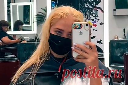 Девушка красилась в блондинку семь часов и вышла из салона с розовыми волосами. Жительница Канады сняла на видео результат неудачного окрашивания и получила поддержку от пользователей сети. 18-летняя Джейми (Jamie) объяснила, что пришла в салон красоты, чтобы перекраситься в блондинку. Однако после семи часов, проведенных в кресле мастера, она вышла из салона красоты с розовыми волосами.