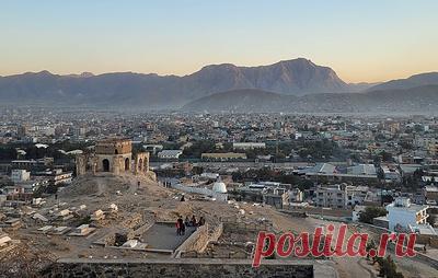 Главный валютный рынок Афганистана приостановил работу из-за обесценивания нацвалюты. За $1 в стране дают уже 109 афгани