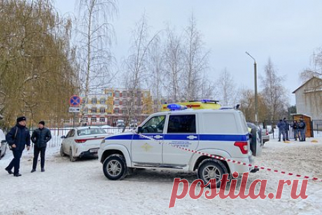 Появились новые подробности об устроившей стрельбу в Брянске школьнице. Устроившая стрельбу в брянской гимназии школьница и ее сестра в день трагедии пошли в школу порознь, пишет «Царьград». Вероятно, время после ухода сестры девочка использовала для подготовки к нападению. Школьница взяла отцовский карабин и засунула его в тубус, положила в рюкзак бутыль с растворителем, спички.