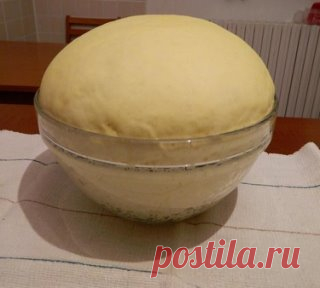 ОБАЛДЕННОЕ ТЕСТО ДЛЯ ПИРОГОВ, ПИРОЖКОВ И ПИЦЦЫ
Сохраните, чтобы не потерять!
Настоятельно советую вам обратить внимание на тесто - оно обалденное!
При том, что в нём присутствуют дрожжи, оно не требует никаких долгих расстоек. Замешивается буквально в минуты, очень приятное и эластичное.
А в готовом виде мягкое, пористое и невозможно вкусное.
Его можно использовать в сладкие и несладкие пироги, пирожки и пиццы.
Я с ним ещё пеку домашнюю пиццу, не классический тонкий кружок...