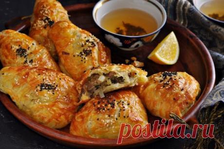 САМСА НА КЕФИРНОМ ТЕСТЕ С КУРИНЫМ МЯСОМ И КАРТОШКОЙ 
Для теста: 
2 яйца; 
1 стакан кефира (250 мл); 
1 чайная ложка соли; 
3 столовые ложки подсолнечного масла; 
щепотка соды; 
щепотка лимонной кислоты; 
3,5—4 стакана муки; 
яйцо для смазывания верха самсы. 
Для начинки: 
300 грамм куриного фарша; 
2 картофелины; 
3 луковицы; 
соль; 
чёрный перец; 
0,5 чайной ложки сухой приправы для птицы. 
В глубокую тарелку разбейте яйца и положите соль. Взбейте смесь вилкой. 
Добавьте кефир и перемешайт