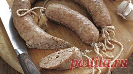 Домашняя колбаса. Секреты приготовления и лучшие рецепты Отто фон Бисмарку приписывают крылатую фразу, что тот, кто уважает закон и любит колбасу, не должен видеть, как они готовятся. Закон оставим в стороне, а к секретам приготовления домашней колбасыприсмотримся поближе.