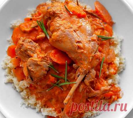 Кролик по-провански с розмарином.