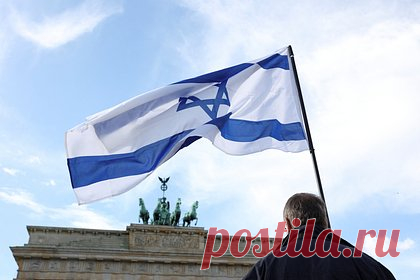 В Берлине на домах евреев начали рисовать звезду Давида. Несколько евреев, проживающих в Берлине, сообщили, что обнаружили звезду Давида на своих домах или зданиях, рядом с которыми они проживают. По факту случившегося полиция начала расследование, сообщает The Times of Israel. Безопасность вокруг объектов, принадлежащих еврейской общине, была усилена.