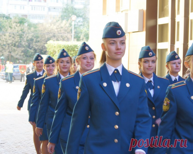 Юбка съехала на бок 
Стою на кассе, в супермаркете. Впереди тройка человек, пожилая женщина, мама с ребенком лет пяти, здоровый пузатый мужчина, позади столько же вразброс. Кассир работает бойко, выдавая классические 