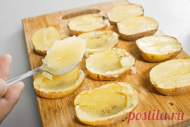 Ароматный, шипящий картофель, фаршированный сметанно-беконной начинкой