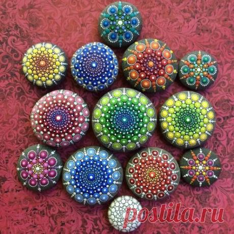 Художница рисует на камнях тысячи крошечных точек, создавая красочные