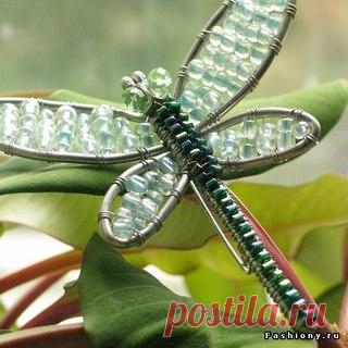 БРОШИ СТРЕКОЗКИ )

Вам понадобится:
Проволока алюминевая/медная 1,6-2мм (3 отрезка по 15см), проволока 0,6мм (отрезок 2,5м)
Бисер крупный и мелкий, английская булавка/основа для броши, 2 бусины 5-6мм
Показать полностью…