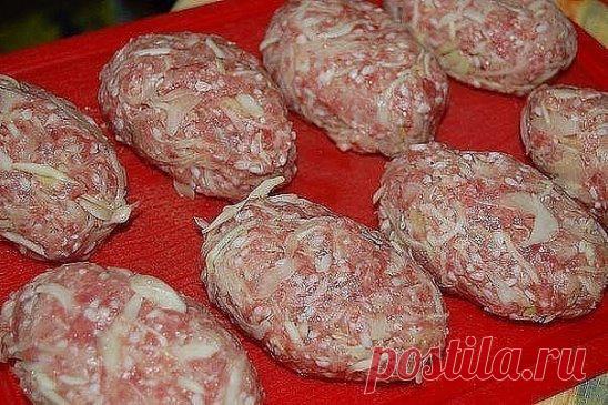 ЛЕНИВЫЕ ГОЛУБЦЫ. Рецепт Юлии Кондаковой. 
Потребуется:
500 грамм свежего фарша, 300 грамм капусты, 100 грамм риса, 1 яйцо, 
соль, перец. 
Как делать: 
Капусту тонко нашинковать, рис отварить до полуготовности, добавить 
фарш, соль, перец, яйцо. Тщательно перемешать. Сформовать котлетки, 
Приготовить их можно двумя способами : обжарить и затем протушить под крышкой в сметанно-томатном соусе. Или выложить в форму и запечь в духовке. Сначала без соуса минут 20, а затем полить соусом и еще 20 ми