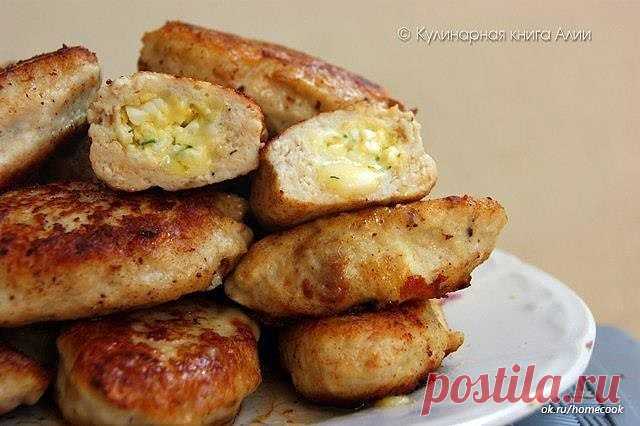 Котлеты с очень вкусной начинкой!

Понадобится: Для фарша: -500 куриного фарша -1 луковица -1-2 зубчика чеснока -хлеб (по вкусу) -1 яйцо -соль,перец

Для начинки: -100-150 г сыра натереть на мелкой терке (у меня моцарелла) -2 вареных яйца натереть на мелкой терке -петрушку и укроп мелко нарезать -2 ст ложки сливочного масла комнатной температуры - можно добавить любимые приправы

Приготовление:

Приготовить начинку

Приготовить фарш. У меня получился жидковатый. Может быть...
