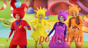 Песня про день рождения. Чапики. Песня для детей на стихи Олеси Емельяновой. Смотреть мультипликационный клип.
День Рождения – самый любимый праздник для каждого ребенка. И про такой особенный день должна быть особенная веселая песня, которую хочется петь вместе с друзьями. И такая песня есть! Вы можете прямо сейчас послушать ее в исполнении веселых малышей-чапиков – Пузи, Умы, Тёпы и Няши и посмотреть сценку и детский музыкальный клип про День Рождения.