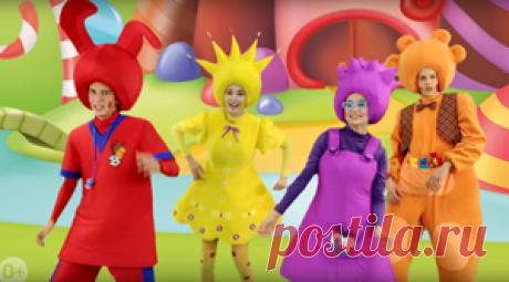 Песня про день рождения. Чапики. Песня для детей на стихи Олеси Емельяновой. Смотреть мультипликационный клип.
День Рождения – самый любимый праздник для каждого ребенка. И про такой особенный день должна быть особенная веселая песня, которую хочется петь вместе с друзьями. И такая песня есть! Вы можете прямо сейчас послушать ее в исполнении веселых малышей-чапиков – Пузи, Умы, Тёпы и Няши и посмотреть сценку и детский музыкальный клип про День Рождения.