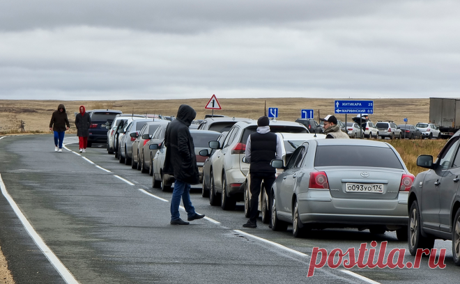 В Астраханской области у границ с Казахстаном ввели повышенную готовность. Режим действует с 28 сентября. Он предполагает усиление контроля правоохранителей ГАИ и пожарных, ограничения дорожного движения и новые схемы объезда. Власти хотят разгрузить трассу «Астрахань — Красный Яр», ведущую в Казахстан