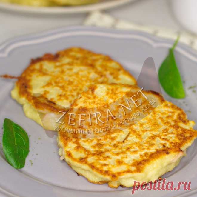 Супербыстрые драники с колбасой и сыром Сколько хозяек, столько и рецептов драников. Поскольку мы не коренные белорусы, то нам, надеюсь, позволено экспериментировать и готовить драники на свой вкус и манер, отступая от классических вариантов этого потрясающе вкусного блюда белорусской кухни из картошки. Что могу сказать в защиту моего творения – мне так проще, быстрее, руки целее, так как картофель трется на...Read More