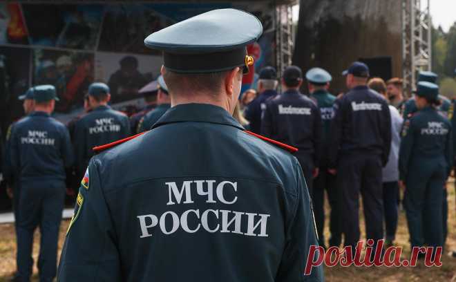 МЧС предложило добавить политзанятия в работу с личным составом. В МЧС подготовили документ, регламентирующий политическую работу с сотрудниками. В ее рамках планируется проводить политинформирование и совместное прослушивание радиопередач, оценивать идейно-политические установки сотрудников
