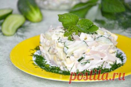 С кальмаром и яйцом

Вкусный ужин 

Кбжу на 100 г: 78/11/4/3

Ингредиенты;
•2 яйца (вкрутую)
•130 г кальмара (в сыром виде)
•Средний огурец
•Зелень
•100 г йогурта или сметаны 10%

Приготовление:
Кальмар почистить, отварить минуту в кипящей воде, порезать полукольцами. Огурец и яйца порезать соломкой, зелень нашинковать. Заправить йогуртом