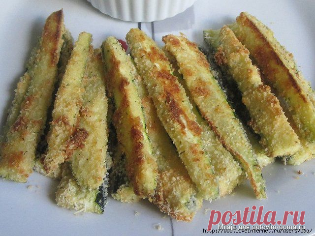 Запечёные кабачковые палочки в хрустящей сырной панировке.