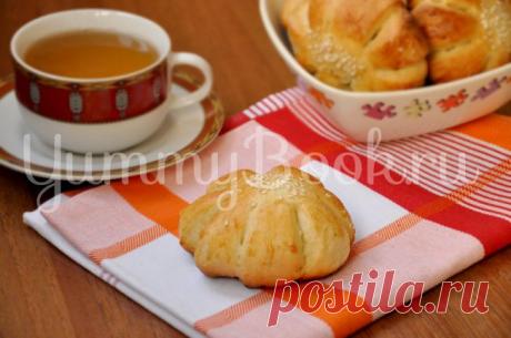 Булочки с курагой и изюмом.