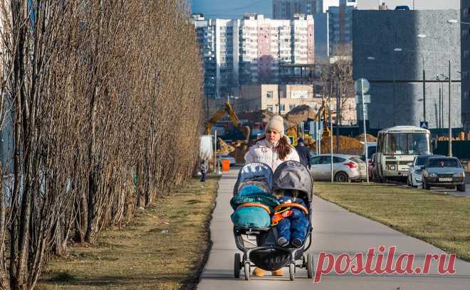 Власти обсудили новые меры поддержки родителей. Власти обсуждают дополнительную поддержку рождаемости, выяснил РБК. Среди инициатив — одновременное получение пособий и зарплат для вышедших из отпуска молодых матерей, их право на «дистанционку» и «речевые модули» против абортов