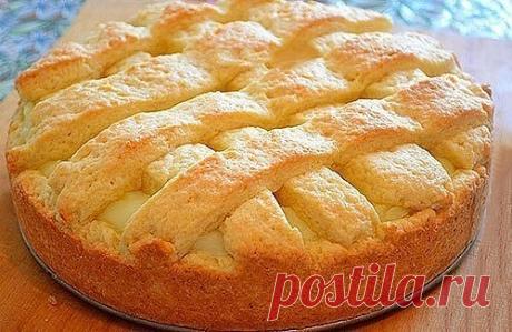 ВКУСНЕЙШИЙ Яблочный пирог с НЕЖНЕЙШИМ заварным кремом 
Тесто: 
1 яйцо 
2 ст. ложки сметаны 
180 гр. сливочное масло 
150 гр. сахар 
0,5 ч. ложки разрыхлителя 
щепотка соли 
360 гр. мука 
Крем: 
350 мл молока 
1 яйцо 
2 ст. ложка крахмала 
4 ст. ложки сахара 
1/3 ч. ложки ванилина 
а так же 2 крупных яблока, сахарная пудра для присыпки. 
Для теста в глубокую миску просейте муку, добавьте соль и разрыхлитель. 
Масло холодное, но не из морозилки, нарежьте кубиками и перетрите...