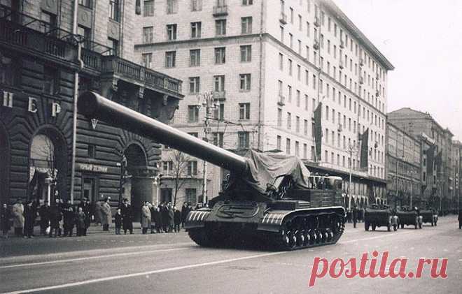 «Ядерный» миномет 2Б1 «Ока» на гусеничном ходу, вопреки мнениям некоторых историков, был (ненадолго) принят на вооружение Советской Армии и даже неоднократно принимал участие в парадах военной техники на Красной площади.