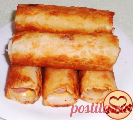 Сосиски в картофельно-сырной "шубке" и хрустящей корочке.

Нам понадобится (на 6 сосисок)
1 лаваш
4 средних картофелины
6 сосисок
небольшой кусочек сыра
50 гр сливочного масла

Картофель почистить, отварить. 
Лаваш нарезать прямоугольничками в ширину сосиски и длинной 15-20 см.
сыр натереть на терке.
Картофель потолочь, добавить соль, перец, сливочное масло.
На лаваш намазать картофельное пюре тонким слоем, присыпать сыром, на край положить сосиску и свернуть рулетом.
Таки...