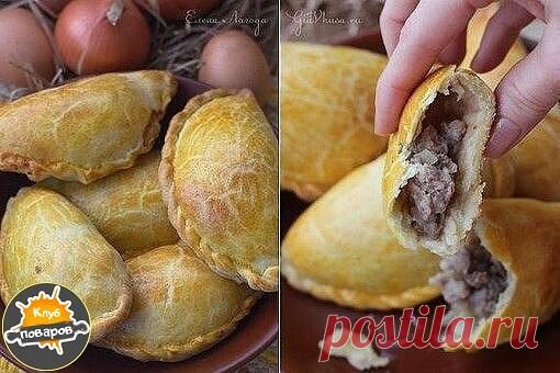 КАРАИМСКИЕ ПИРОЖКИ

Караимские пирожки — любимое блюдо всех крымчан и вообще одна из кулинарных визитных карточек Крыма. Правда, они очень популярны также и в Литве, где проживает довольно крупная караимская диаспора. В Литве их называют кибинай (или кибины). Тесто у караимских хрустящее, а начинка очень сочная.

Для приготовления нам понадобится:
Для приготовления теста:
*Мука  650 гр
*Масло сливочное  250 гр
*Вода  200 мл
*Яйцо  2 шт и 1 шт для смазывания 
*Соль  0,5 ч. ...