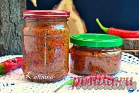 Рецепт абхазской аджики на зиму - рецепт с фото Предлагаю вам замечательный рецепт абхазской аджики на зиму. В прошлом году я готовила подобную аджику - необычайно жгучую и вкусную! В этом году я собрала информацию у абхазцев на рынке, посмотрела видео, как готовят настоящую абхазскую аджику и предлагаю вам самый близкий вариант ...