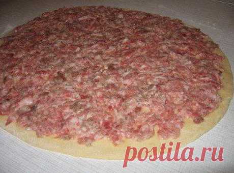 ШАНЕЖКИ С МЯСОМ!

Ингредиенты:
250 г творога, 2 яйца, 1 ч.л. соды гашен. уксусом, 2 стакана муки, 2 ч.л. масла подсолнечного, фарш для начинки, специи по вкусу

Смешиваем компоненты, кроме фарша, делаем тесто.
Раскатываем тесто, на него выкладываем фарш
Скручиваем в трубочку и нарезаем на кусочки по 1 см.
Жарим на сковородке с большом кол-ве подсолнечного масла
•••
