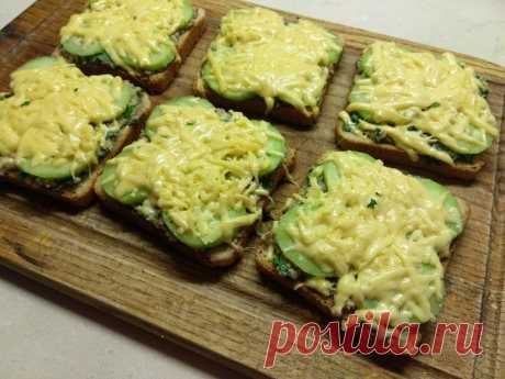 Горячие бутерброды с сардинами, петрушкой и огурцами