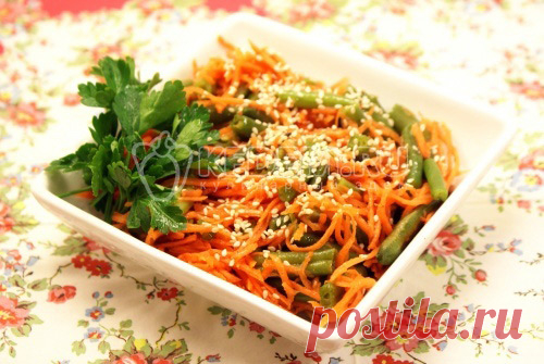 Салат со стручковой фасолью  и морковью Этот яркий и вкусный салат со стручковой фасолью, морковью и кунжутом освежит ваше меню.