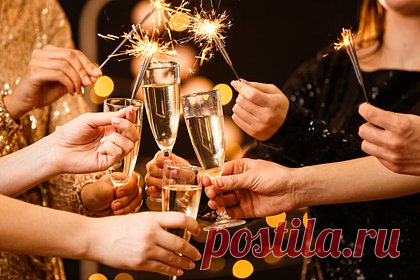 Раскрыта стоимость празднования новогодней ночи в ресторанах со звездами. Раскрыта стоимость празднования новогодней ночи в ресторанах со звездами. Самая дорогая программа состоится в ресторане, где на сцену в Новый год выйдут певица Валерия и Сергей Лазарев, — стоимость стола в заведении составит 199 тысяч рублей. Посещение ресторана, где споет Лолита, обойдется в 130-150 тысяч рублей.
