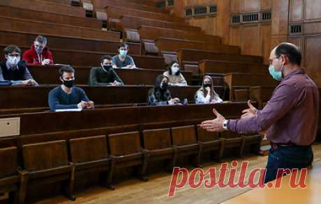 День преподавателя высшей школы будет отмечаться 19 ноября. В Минобрнауки сообщили, что это поможет повысить престиж профессии преподавателя высшей школы
