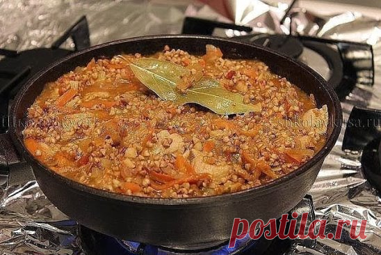 Такую гречку вы еще не ели: 5 вкуснейших некалорийных рецептов с одной из самых полезных круп.
1. Гречка с помидорами: просто и питательно
Ингредиенты:
● Гречневая крупа 100 г 
● Морковь 1 шт. 
● Лук репчатый 1 шт. 
● Помидоры в собственном соку или свежие 3-4 шт. 
● Чеснок (по желанию) 1 зубчик
● Соль по вкусу 
Приготовление:
Готовить гречку лучше всего в посуде с толстым дном, мы взяли казан, обычная сковорода тоже подойдет.
Лук и морковь очистить, натереть на крупной терке. Чеснок