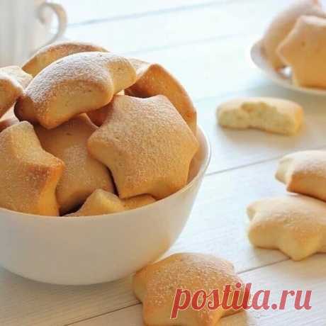 Сметанное печенье 

Ингредиенты:

- Сливочное масло (размягченное) — 100 г
- Сметана любой жирности — 200 г
- Сахар — 0,75 стак.
- Ванильный сахар — 1 ст. л.
- Яйца — 2 шт.
- Мука — 3,5 стак.
- Разрыхлитель (можно заменить 0,5 ч. л. соды, размешать в сметане)— 1,5 ч. л.
- Сахар (мак, изюм, сахарная пудра) — по желанию

Приготовление:
1. Муку просеять и соединить с разрыхлителем. Яйца взбить с сахаром при помощи венчика.
2. Добавить размягченное сливочное масло и перемешать...
