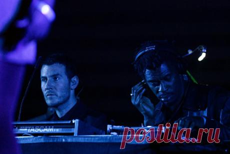 Massive Attack призвала сделать шоу-бизнес безопасным для планеты. Британская трип-хоп группа Massive Attack забеспокоилась о вреде музыкальной индустрии для окружающей среды. Исследователи предложили рок-звездам отказаться от частных самолетов и возить в туры меньше оборудования — так значительно уменьшатся выбросы углекислого газа от частых перемещений.