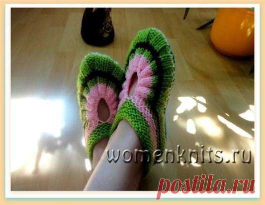 Идея вязания тапочек
Описание: http://womanknits.ru/vyazanie-dlya-zhenshchin/noski-tapochki/ideya-vyazaniya-tapochek