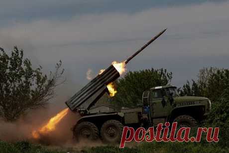Украина обстреляла из «Града» село в Шебекинском округе. Утром 5 июня Вооруженные силы Украины (ВСУ) обстреляли из реактивной системы залпового огня (РСЗО) «Град» село Новая Таволжанка Белгородской области. Об этом сообщил глава Шебекинского городского округа Владимир Жданов. власти зафиксировали более 70 прилетов по территории российского села.