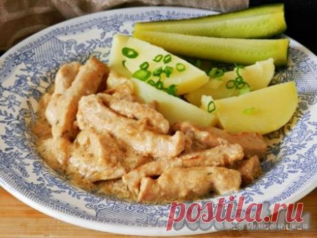 Куриное филе, тушеное в сметане, - очень вкусное блюдо для семейного обеда или ужина! Готовится мясо по этому рецепту достаточно быстро, а получается нежнейшим. В качестве гарнира можно приготовить макароны, крупы, картофель или любой другой, на ваш вкус.