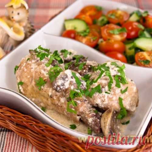 Курица, тушенная с грибами и сметаной