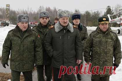 Лукашенко попросит Россию помочь с освоением «Искандеров». Президент Белоруссии Александр Лукашенко заявил, что попросит Россию помочь с освоением оперативно-тактических ракетных комплексов «Искандер», открыв в республике учебный центр. По словам главы государства, страна хотела бы купить вооружение у России, а ряд образцов современного оружия надеется получить в подарок.