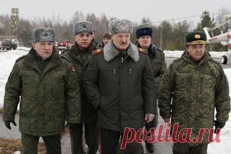 Лукашенко попросит Россию помочь с освоением «Искандеров». Президент Белоруссии Александр Лукашенко заявил, что попросит Россию помочь с освоением оперативно-тактических ракетных комплексов «Искандер», открыв в республике учебный центр. По словам главы государства, страна хотела бы купить вооружение у России, а ряд образцов современного оружия надеется получить в подарок.