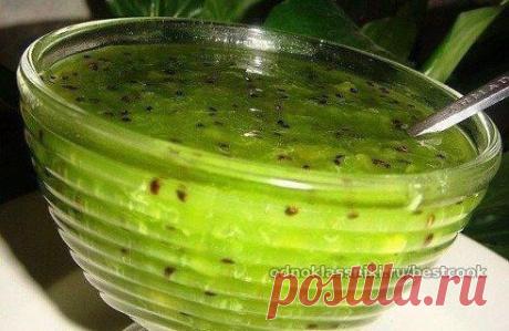 Варенье из киви очень вкусное и необычайно красивое!

5 киви
1 банан
1 чайная ложка желатина
220 гр. сахара
сок половины лимона

Мелко порезать киви и банан, смешать и немного помять, после чего добавить сахар и чайную ложку желатина. Варить 5-7 минут. Густое и ароматное варенье готово!
