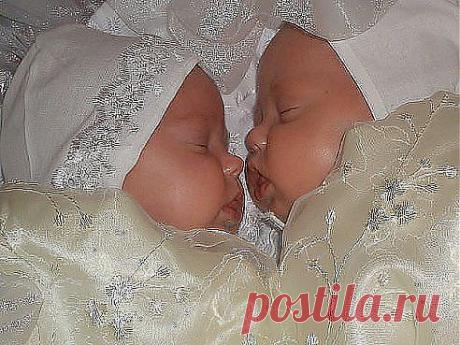 Мама хотела сыночка,а папа о дочке мечтал.Спорили и гадали,кого же господь им послал.Не знали они, что судьбою,в их споре поставлена точка .И в теплое майское утро им аист принес два кулечка,а в них сыночек и дочка)))