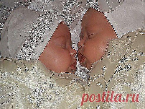 Мама хотела сыночка,а папа о дочке мечтал.Спорили и гадали,кого же господь им послал.Не знали они, что судьбою,в их споре поставлена точка .И в теплое майское утро им аист принес два кулечка,а в них сыночек и дочка)))