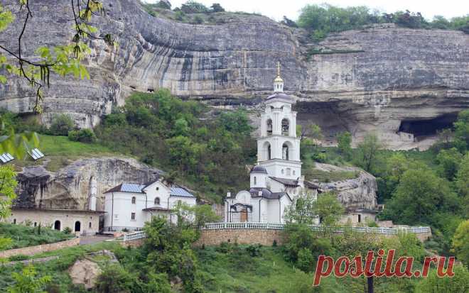 Свято-Успенский монастырь в Бахчисарае, Крым | Свято-Успенский монастырь, прогулка в Крымский Афон
Путешествие в Успенский монастырь не терпит суеты, поэтому лучше приезжать сюда самостоятельно, а не в составе экскурсионной группы. Туристы, как правило, «проскакивают» территорию монастыря, наскоро сделав снимки, а затем направляются дальше в Чуфут-Кале.
